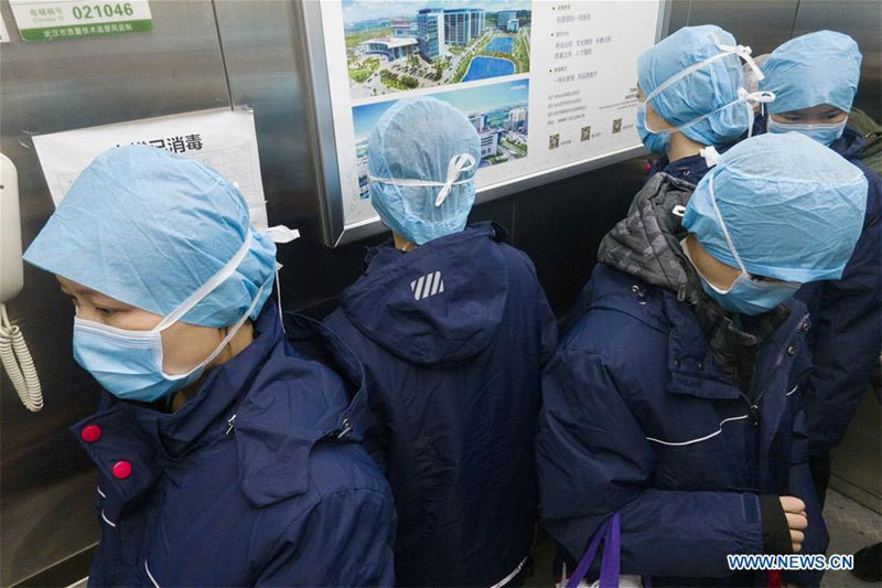 Các nhân viên y tế đứng theo nhiều hướng khác nhau để tránh lây nhiễm chéo khi đi thang máy ở Bệnh viện Tongji, Vũ Hán.