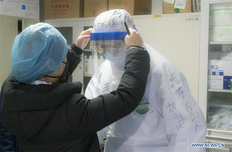 Nhân viên y tế kiểm tra bộ đồ bảo hộ cho đồng nghiệp ở bệnh viện Tongji, Vũ Hán.