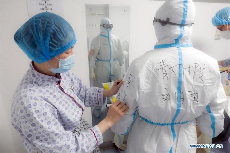 Do mặc đồ bảo hộ kín mít nên họ phải viết tên lên áo ngoài cho đồng nghiệp ở bệnh viện Tongji, Vũ Hán.