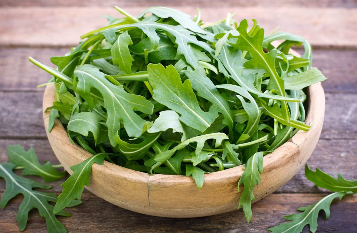 Xà lách rocket hay còn gọi là rau arugula không chỉ giàu chất xơ mà còn là một nguồn tốt để cung cấp sắt. Bên cạnh việc không chứa nhiều calo, xà lách rocket cũng cung cấp cho bạn nhiều vitamin A, vitamin K và acid béo omega-3. 