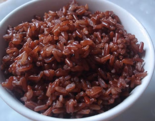 Gạo lứt là một loại thực phẩm vô cùng đơn giản nhưng lại rất giàu sắt dành cho người ăn chay. Trong gạo lứt có hàm lượng sắt cao giúp cơ thể chống lại chứng thiếu máu và hàm lượng vitamin B cao giúp ngăn ngừa mệt mỏi. Ảnh: Internet. Mời độc giả theo dõi video "Các thực phẩm chống độc siêu hạng". Nguồn: VTC.