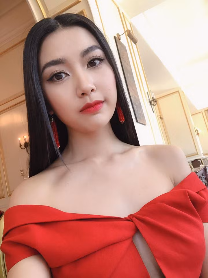 Có thể nói Thúy Vân là một trong những nàng Á hậu có gu thời trang sành điệu, gợi cảm và ổn định nhất. Cô luôn biết cách làm mới bản thân và biến hóa trang phục đa dạng.