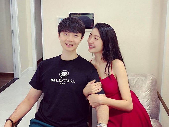 Sau khi công khai hình ảnh được bạn trai cầu hôn bằng nhẫn kim cương, Á hậu Thúy Vân mới đây lại khiến người hâm mộ bất ngờ khi khoe ảnh đăng ký kết hôn với doanh nhân Nhật Vũ.