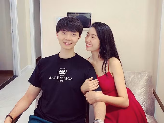 Sau khi công khai hình ảnh được bạn trai cầu hôn bằng nhẫn kim cương, Á hậu Thúy Vân mới đây lại khiến người hâm mộ bất ngờ khi khoe ảnh đăng ký kết hôn với doanh nhân Nhật Vũ.