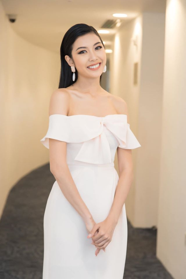 Người đẹp khá chuộng các trang phục màu trắng nhã nhặn.
