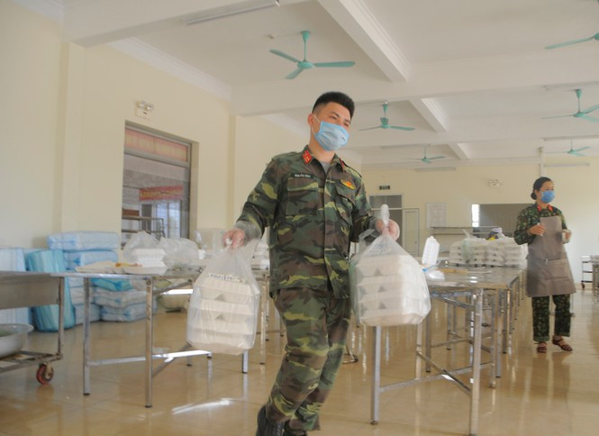 Sau khi chuẩn bị đầy đủ, các cán bộ, chiến sĩ mang các suất ăn này lên tận phòng cho những người đang cách ly tại đây.