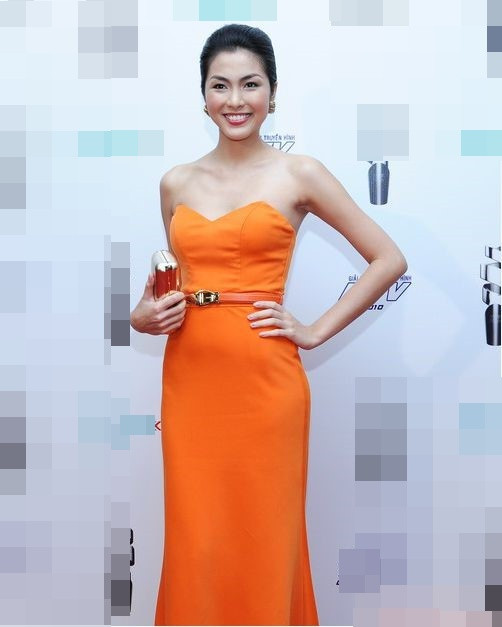 Hà Tăng gợi cảm trong thiết kế màu cam cúp ngực tôn vóc dáng.