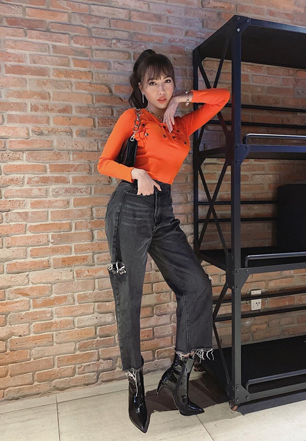 Diễn viên Diệu Nhi chọn áo ôm màu cam san hô để phối cùng quần jeans xé gấu.