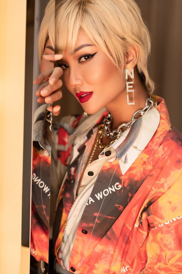 Nàng hậu từng để mái tóc tém nhuộm vàng nổi bật và cá tính.