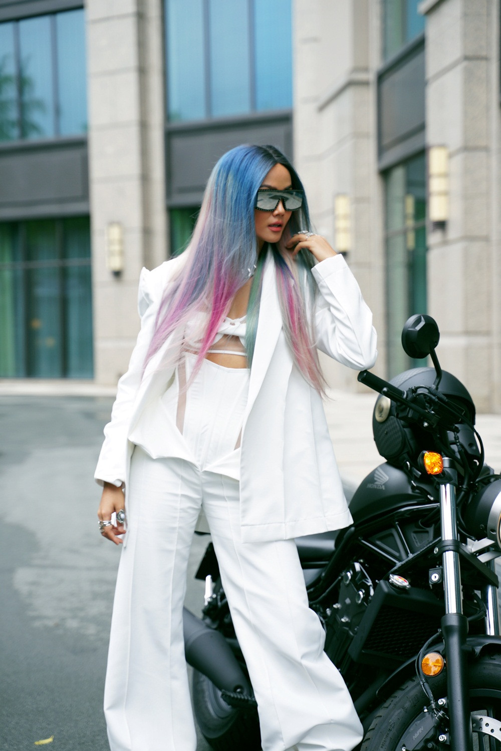 Mái tóc trendy màu xám xanh hồng là điểm nổi bật thu hút ánh nhìn người đối diện. H’Hen Niê cho biết, cô không ngại thử các kiểu tóc, màu tóc mới để chứng minh mình thật sự là một “tắc kè hoa”. Ảnh: Yeah.