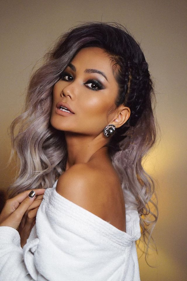 Nàng hậu người Ê đê nhuộm mái tóc màu khói tím và lối kẻ mắt sắc trông thời thượng và sang trọng hơn rất nhiều.