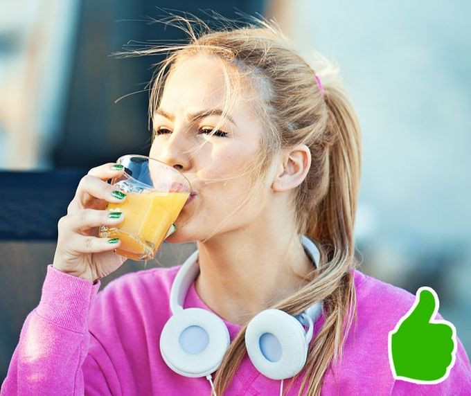 Hạn chế rượu: Rượu có lượng calo cao và cực kỳ ít chất dinh dưỡng, có thể làm tăng mỡ mặt và sưng mặt. Thay vì rượu, hãy uống nhiều nước ép hoa quả, rau xanh.