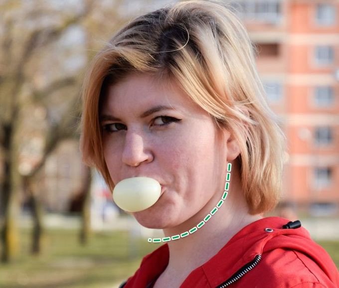 Nhai kẹo cao su: Nghiên cứu của Viện Khoa học Tâm lý, Đại học Leeds, Anh chỉ ra, nhai kẹo cao su sau bữa ăn giúp bạn thấy dễ chịu và không thèm ăn vặt sau đó. Lựa chọn kẹo cao su không đường để vừa tốt cho sức khoẻ vừa đảm bảo vệ sinh răng miệng. Đây cũng là một bài tập luyện cho cơ mặt.