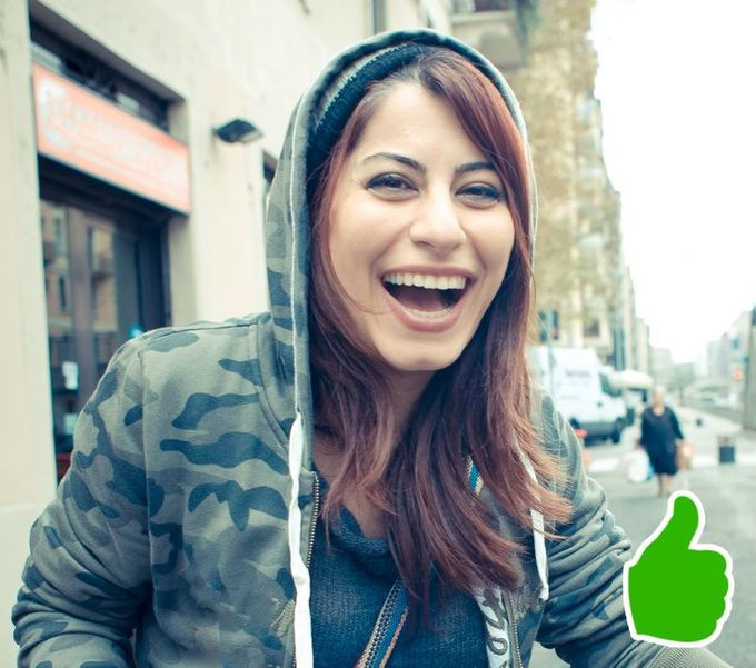 Cười nhiều hơn: Nụ cười không chỉ giúp bạn thấy hưng phấn, yêu đời hơn mà còn là cách tập luyện cơ mặt, giúp tăng độ đàn hồi cho da, tiêu giảm mỡ thừa. Bạn chỉ cần thử mỉm cười với đôi môi khép lại và giữ nó trong 10 giây, lặp lại 10 lần để giảm mỡ thừa ở má và cằm. Ảnh: BS. Mời độc giả xem Video "Bí quyết làm đẹp của sao Việt". Nguồn: VTC.