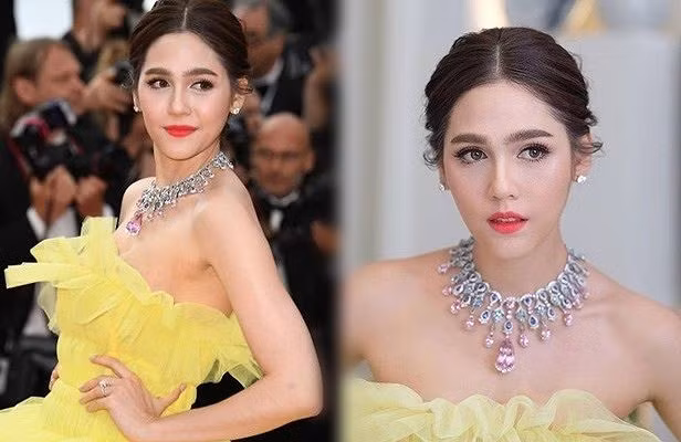 Dù đã là bà mẹ 2 con nhưng cô vẫn chuộng các trang phục gợi cảm, tôn vóc dáng. Nhan sắc ngọt ngào cùng với thần thái đỉnh cao giúp cô luôn trở thành tâm điểm mỗi khi xuất hiện.