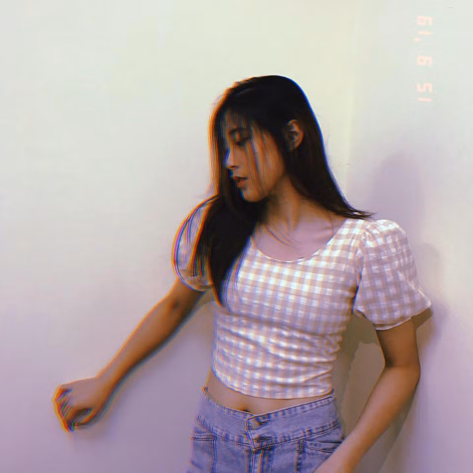 Huyền thích mặc áo crop top cùng quần ống rộng hoặc suông, đi kèm giày thể thao.