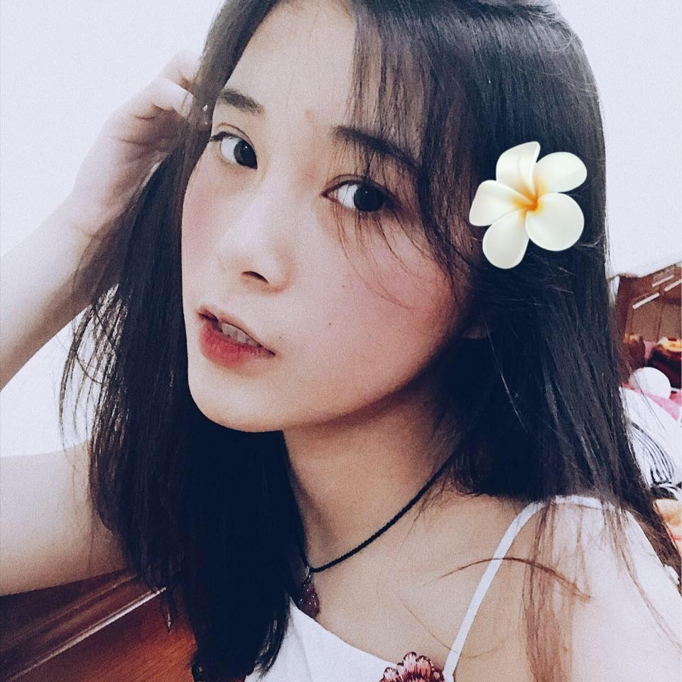 Trang phục nữ tính hiếm hoi của Huyền là áo hai dây. Hot girl bóng chuyền 17 tuổi chưa từng thử qua áo tắm hay các thiết kế cắt xẻ hở bạo khác.