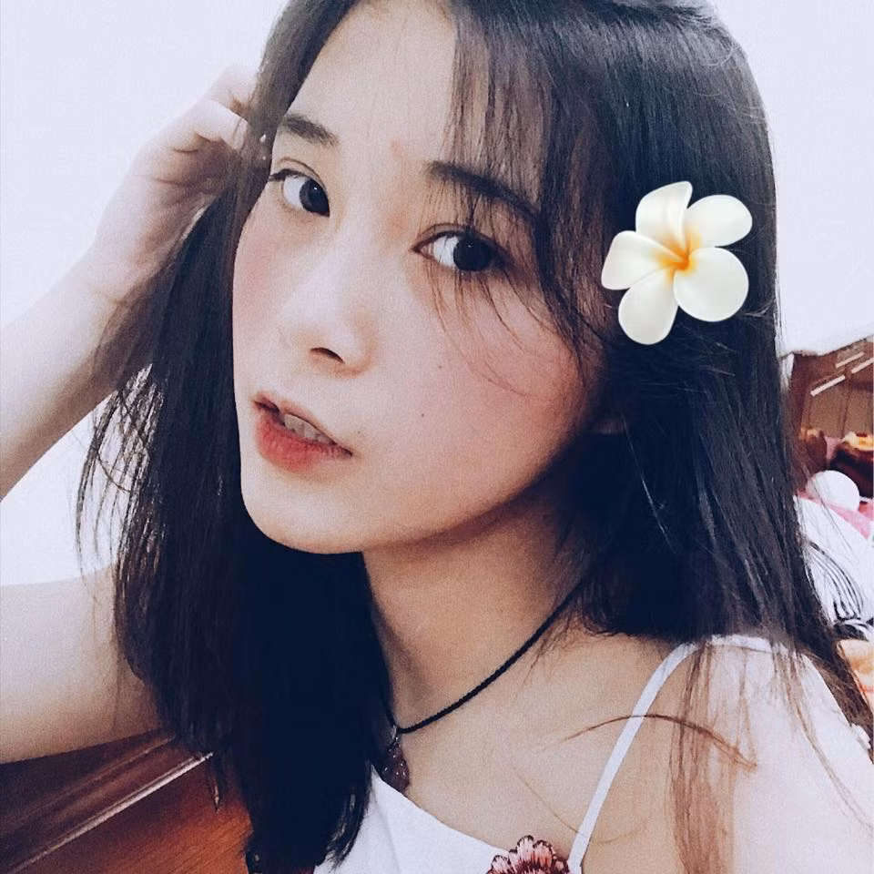 Trang phục nữ tính hiếm hoi của Huyền là áo hai dây. Hot girl bóng chuyền 17 tuổi chưa từng thử qua áo tắm hay các thiết kế cắt xẻ hở bạo khác.