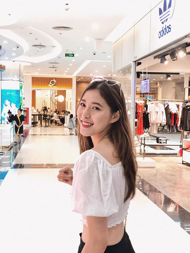 Trang phục ưa thích nhất của Thu Huyền là áo croptop hở eo, áo phông cùng quần đùi hoặc quần bò ống rộng.