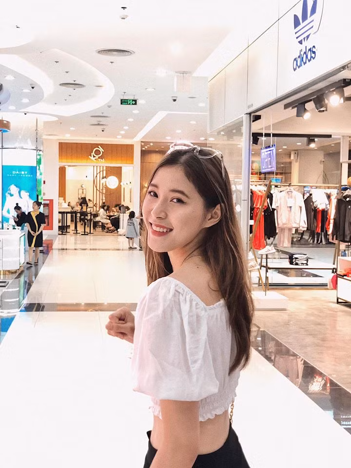 Trang phục ưa thích nhất của Thu Huyền là áo croptop hở eo, áo phông cùng quần đùi hoặc quần bò ống rộng.