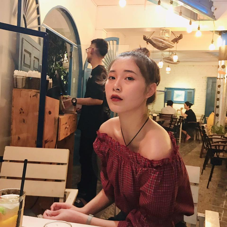 Chiếc áo trễ vai khoe đôi vai trần nõn nà của người đẹp sinh năm 2002.