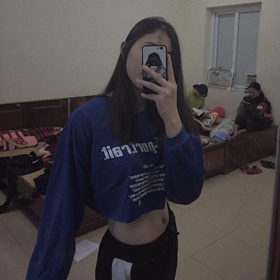 Ngoài áo crop top, Thu Huyền thích áo phông và quần jeans vì chúng mang lại cảm giác khỏe khoắn, thoải mái.