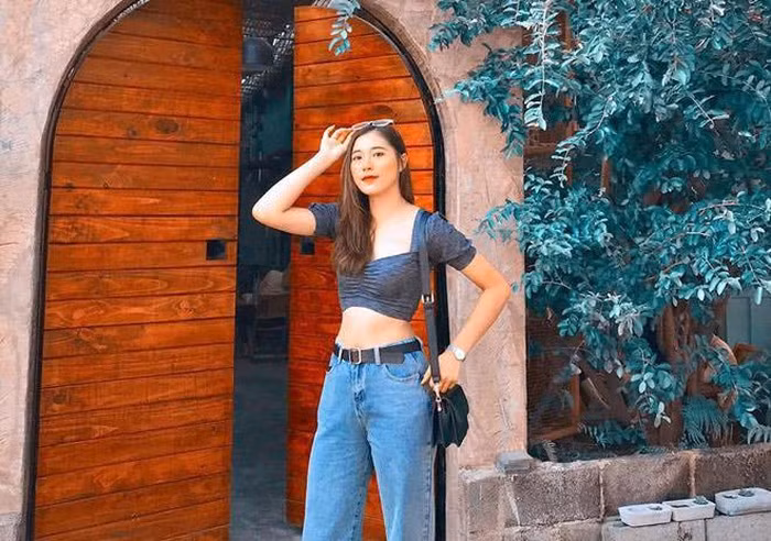 Ngoài chơi bóng chuyền giỏi, Thu Huyền còn gây chú ý nhờ ngoại hình ưa nhìn và gu thời trang khoe eo thon gợi cảm.