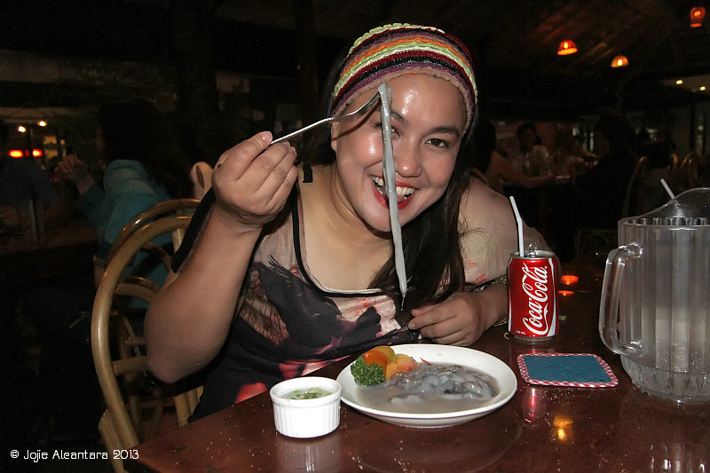 Không chỉ ở Philippines hà đục gỗ mới là đặc sản, nó còn là món ăn đắt giá ở Thái Lan, và nhiều địa phương khác. Tận mắt nhìn đĩa sâu sống này, ít thực khách đủ can đảm để ăn thử. Ảnh: Internet. Mời độc giả theo dõi Video “Chế biến món ngon từ nấm đông cô”. Nguồn: VTC.