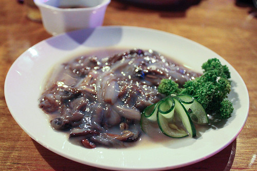 Ngoài cách ăn sống, loại sâu này còn được đem chiên giòn hoặc nướng ăn.