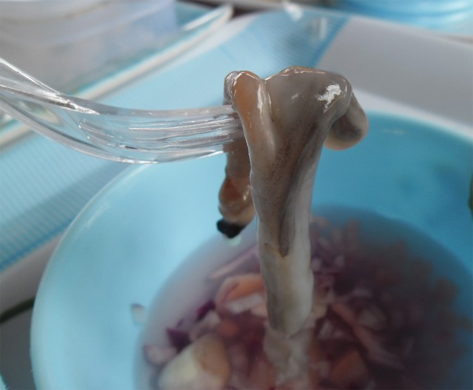 Món ăn kinh dị này thường được kèm với giấm hoặc một loại sốt làm từ trái cây họ cam quýt.