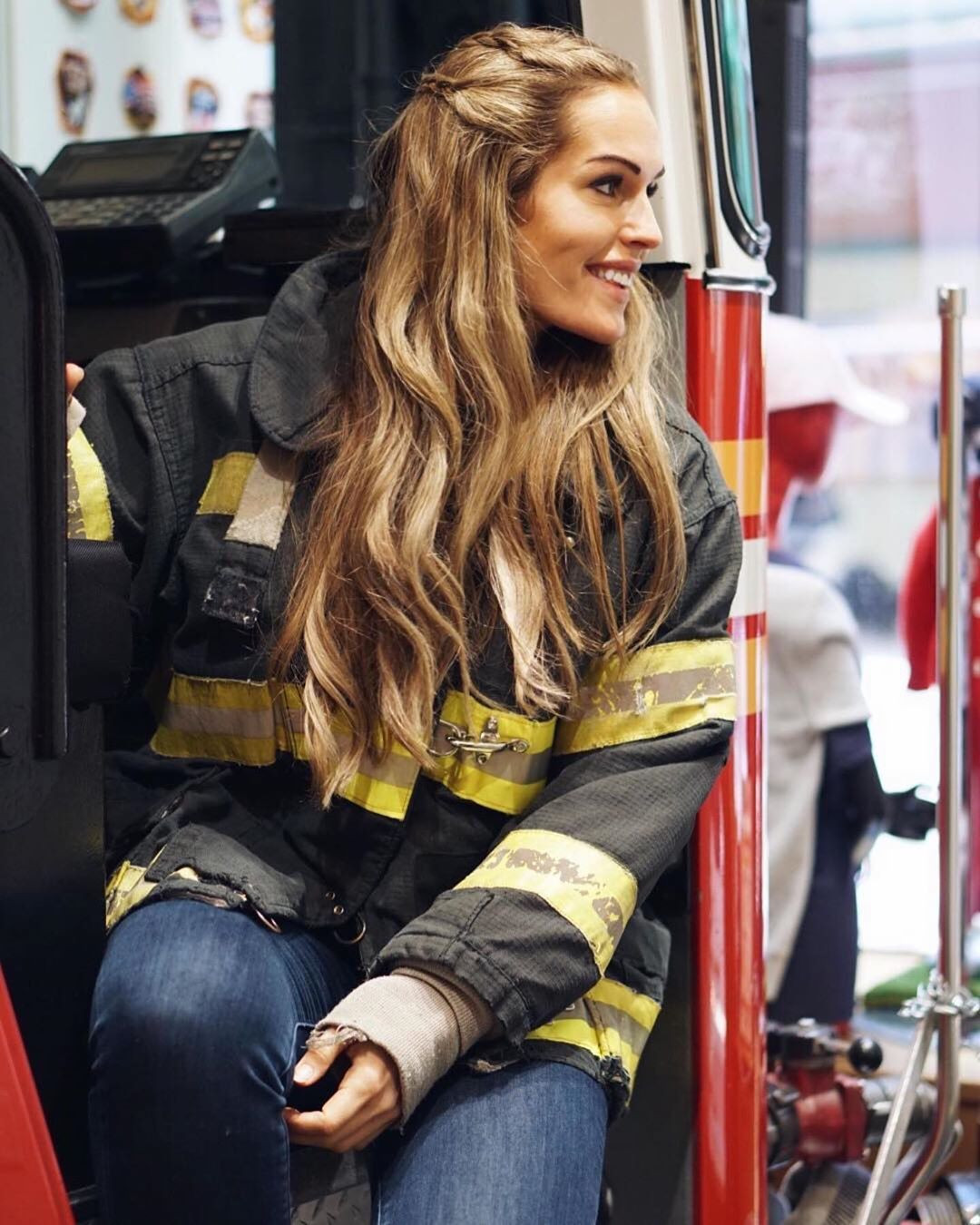 Đặc biệt, ngoài công việc là lính cứu hỏa, Gunn Narten còn là một huấn luyện viên thể hình. Có lẽ đây cũng chính là bí quyết giữ dáng của cô nàng.