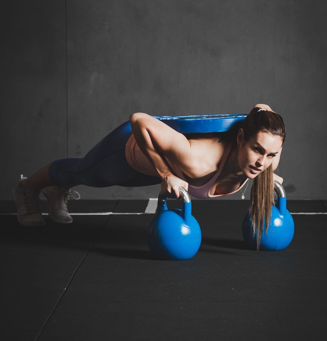 Bên cạnh đó, người đẹp còn tập thêm cả yoga. Gunn Narten là một người yêu thích vận động, khi có thời gian cô sẽ đi leo núi hoặc bơi lội và chèo thuyền.