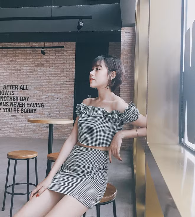 Cách phối đồ của Phương Thoa thường sẽ là: áo crop top/ bra thể thao cùng quần short/ quần jeans, áo quây cùng short/ chân váy ngắn...Ảnh: Internet. Video "Minh Hằng chia sẻ về phong cách thời trang". Nguồn: VTC.