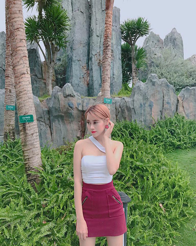 Tủ đồ của Phương Thoa vô cùng phong phú. Trong đó, áo quây, áo crop top hở eo, quần short, áo hai dây, chân váy ngắn là những item được cô nàng hot girl sử dụng nhiều nhất.