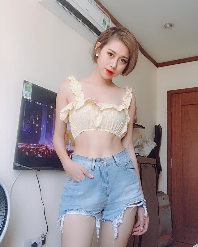 Dù là phong cách nào thì trông Phương Thoa cũng luôn thu hút và trẻ trung.