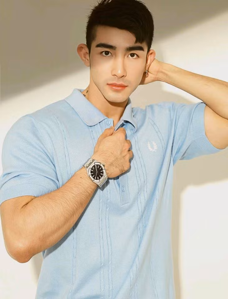 Tú ông này hay khoe ảnh mua đồ hiệu đắt tiền, ăn uống và đi du lịch ở những nơi sang trọng.