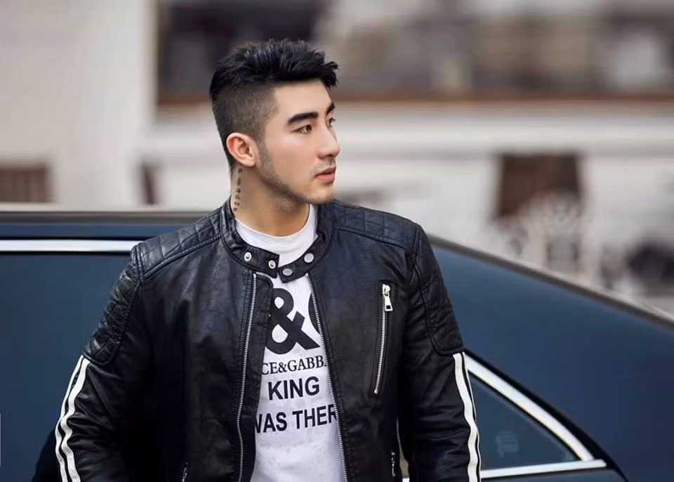 Cách ăn mặc của Lục Triều Vỹ cũng biến hóa khá đa dạng và phong phú.