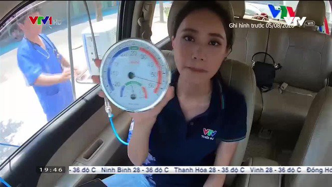 BTV Xuan Anh dan ban tin thoi tiet dac biet trong oto dong kin-Hinh-2