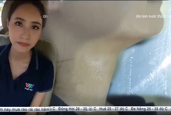 BTV Xuan Anh dan ban tin thoi tiet dac biet trong oto dong kin