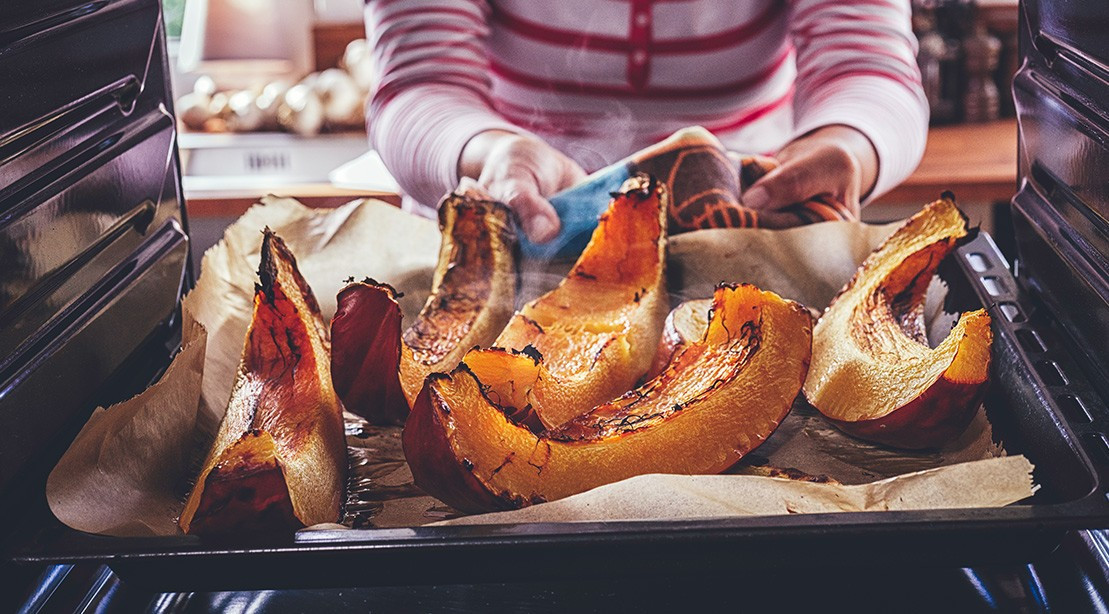 Bí đỏ là một loại thực phẩm giảm cân mùa thu vì chúng sẵn có. Bạn có thể chế biến bí ngô thành súp hoặc mua bí ngô đóng hộp nếu không có thời gian và ăn kèm nó với bột yến mạch hoặc sinh tố.