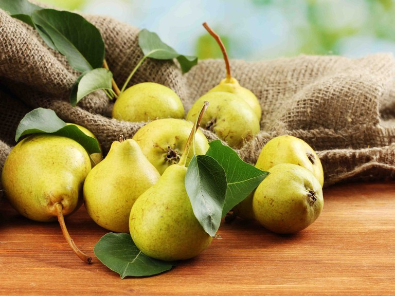 Quả lê chứa flavonoid. Theo một nghiên cứu tại Mỹ, những người ăn nhiều flavonoid có xu hướng ít tăng cân hơn. Đặc biệt, phụ nữ ăn táo hoặc lê sẽ giảm được hơn 1kg so với những người ăn bánh quy trong vòng 1 tuần.