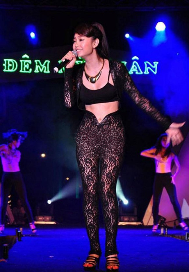 Minh Hằng từng bị xử phạt 3,5 triệu đồng vì trang phục biểu diễn phản cảm.