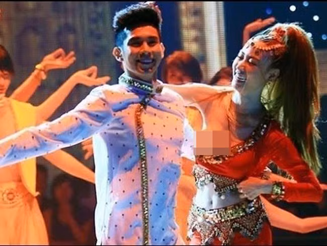 Ngân Khánh cũng nhận án phạt 3,5 triệu đồng vì ham chọn váy gợi cảm nên vô tình để lộ một bên vòng 1 trong khi biểu diễn.