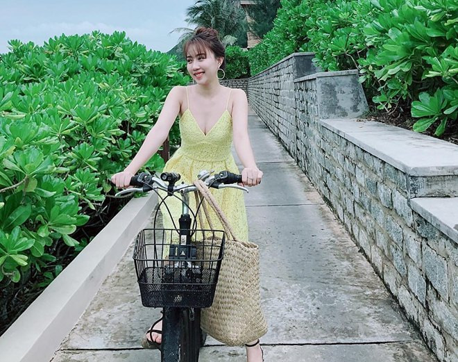 Huỳnh Hồng Loan diện váy hai dây gợi cảm đạp xe đạp trong một kỳ nghỉ.