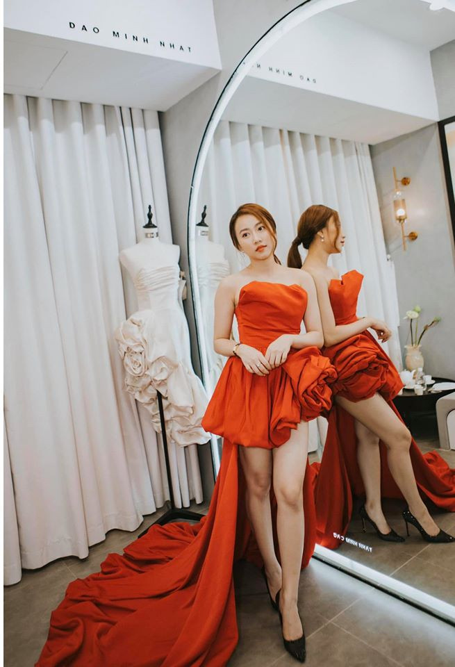 Ngoài vẻ xinh đẹp, tài năng, Huỳnh Hồng Loan còn ghi điểm tuyệt đối với người đối diện bởi gu thời trang gợi cảm, nữ tính và sành điệu của mình.