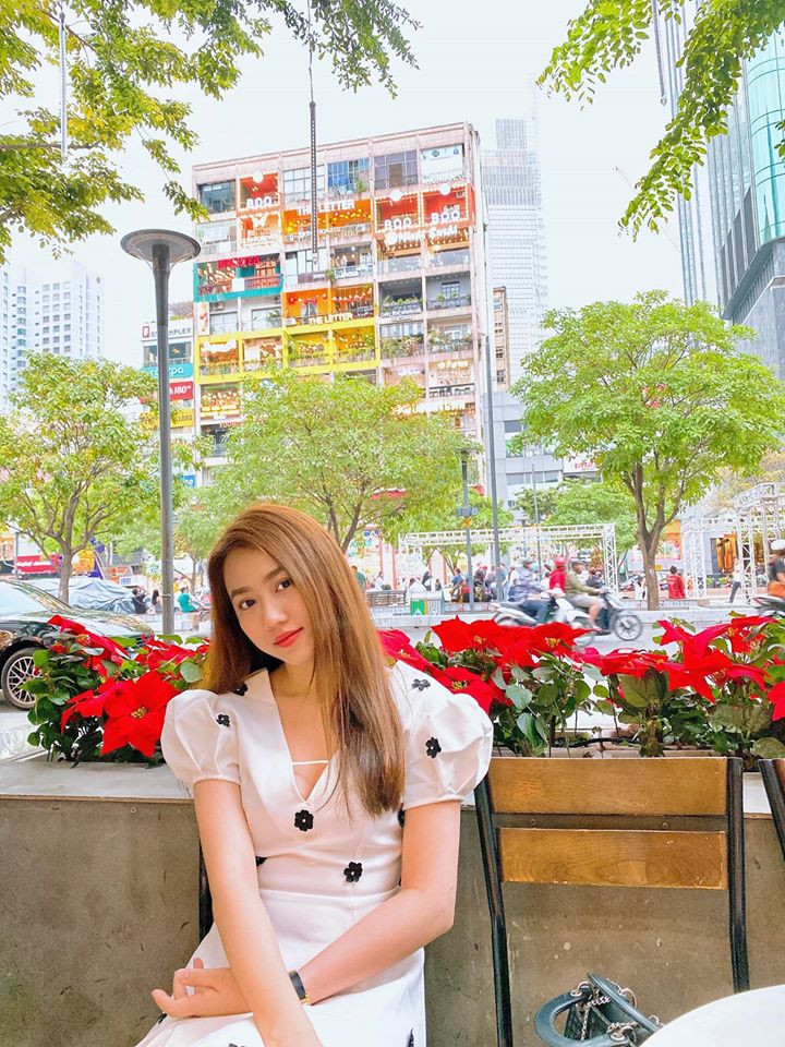 Huỳnh Hồng Loan được khen khéo chọn đồ khi lựa chọn trang phục phù hợp có chút sexy nhưng không phản cảm.