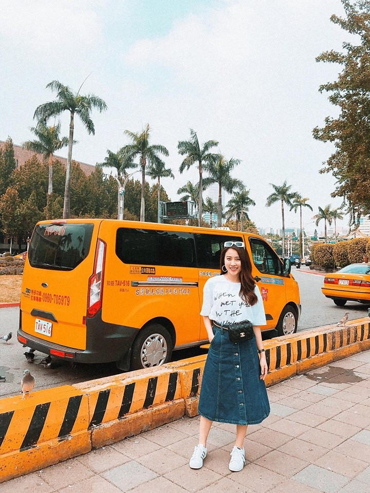 Đôi khi, Hồng Loan cũng phối áo phông với chân váy jean năng động, cá tính. Ảnh: FBNV. Video "Minh Hằng chia sẻ về phong cách thời trang". Nguồn: VTC.