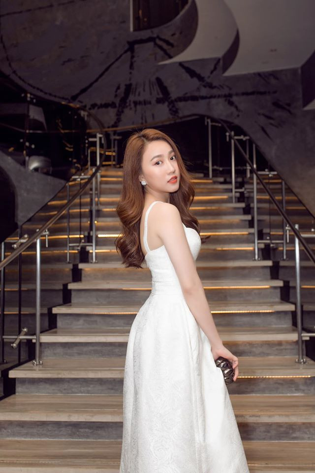 Người đẹp phim "Tiệm ăn dì ghẻ" thường chọn các kiểu đầm hai dây vừa trẻ trung, gợi cảm lại thanh lịch để đi sự kiện. 