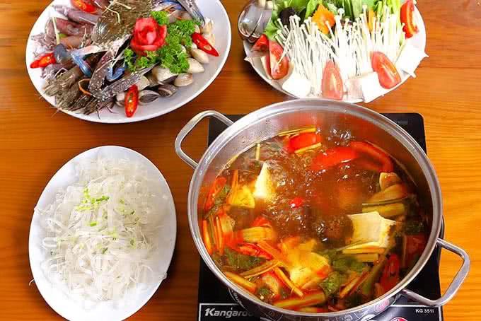 Làm nước dùng lẩu thập cẩm: Phi thơm hành với chút dầu ăn; cho cà chua, sả thái mỏng vào xào sơ. Xương heo rửa sạch với muối hạt sau đó chần sơ, rửa lại cho sạch rồi cho vào nồi hầm lấy nước.