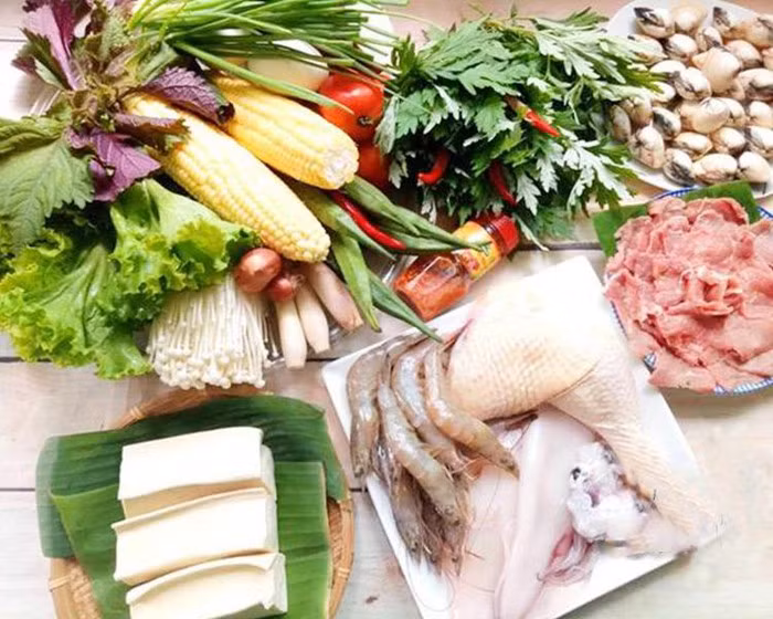 Nguyên liệu làm lẩu thập cẩm (Cho 5-6 người ăn): Gà 500g, tôm: 300g, mực: 500g, ngao 500g, thịt bò 200g, đậu phụ: 3 bìa, rau, nấm tươi, đậu bắp, trứng lộn: 3 quả...